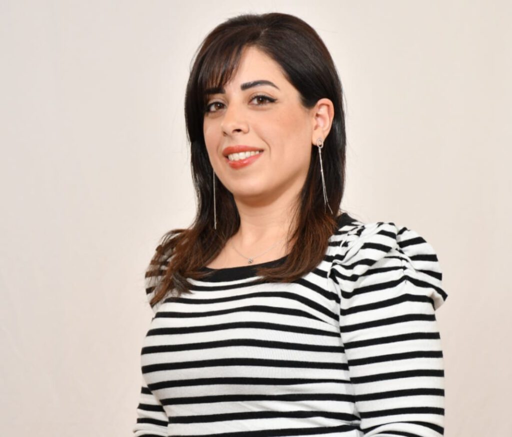 תהילה פאר, שותפה בפירמת BDSK, אישה עם שיער חום, חולצת פסים ארוכה